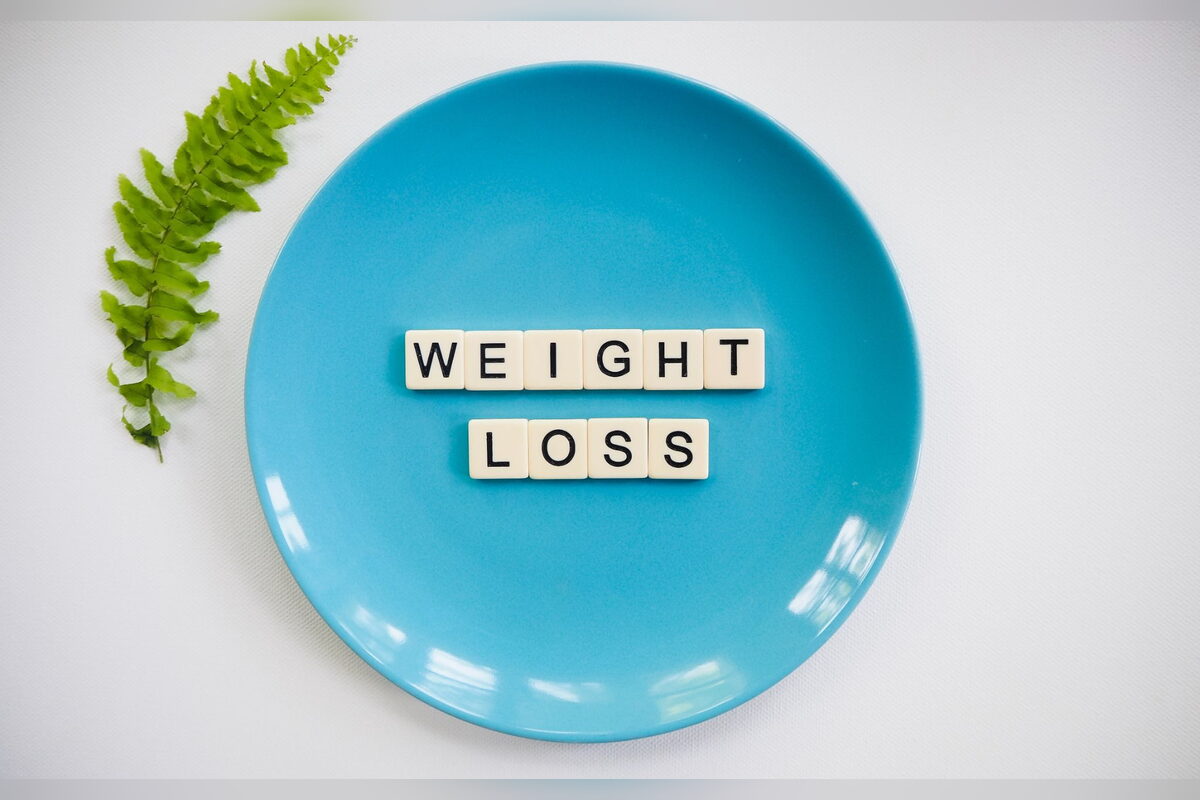Blue plate with letter tiles spelling "weight loss"